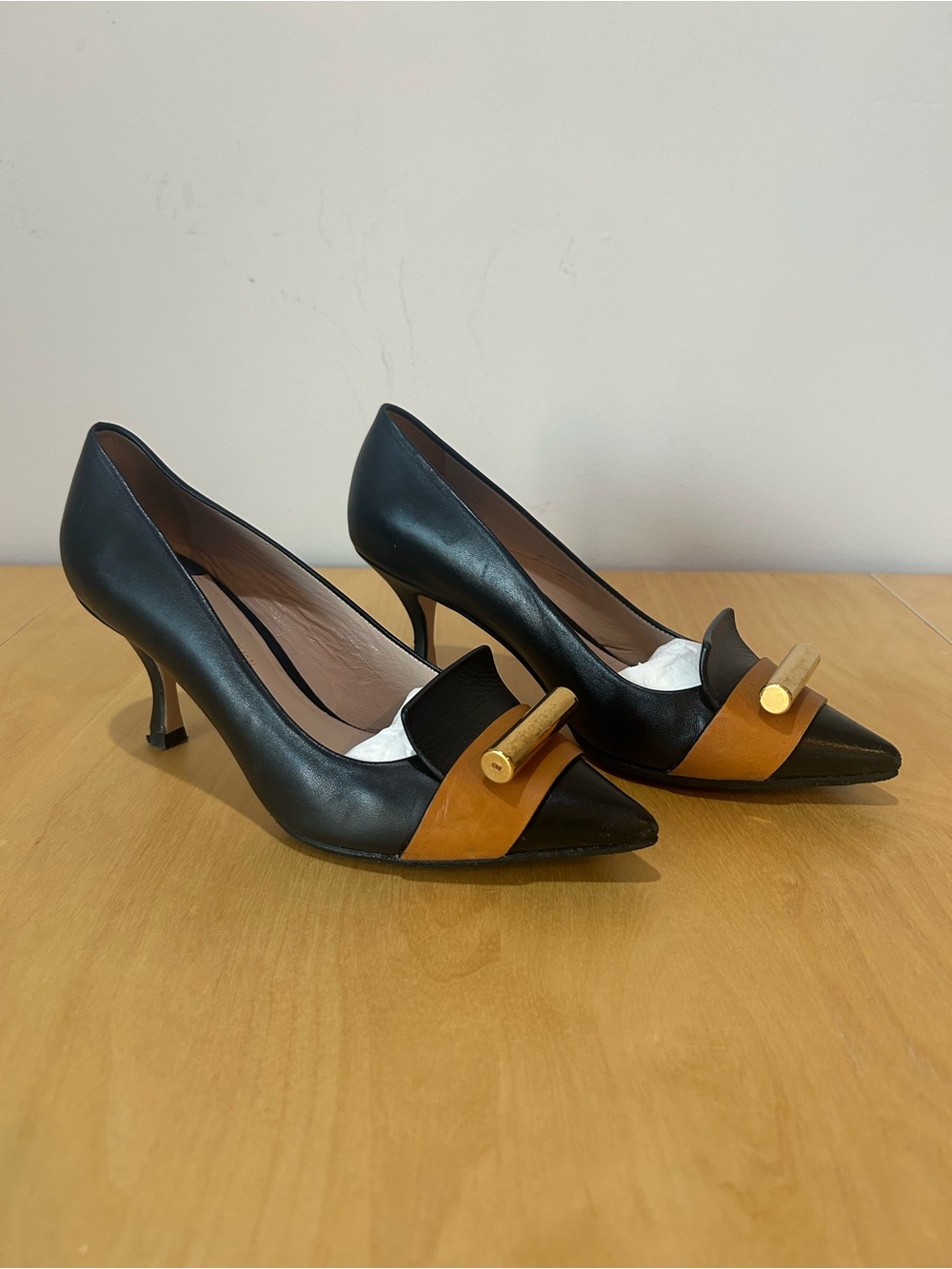 Stuart Weitzman Gamma 70 Cognac and Black Pump with Goldtone Hardware Sz 6